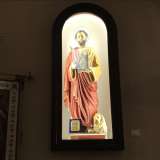 L'ultima nicchia in cui ci imbattiamo custodisce una piccola scultura di San Marco, caratterizzato da una vistosa veste gialla e rossa